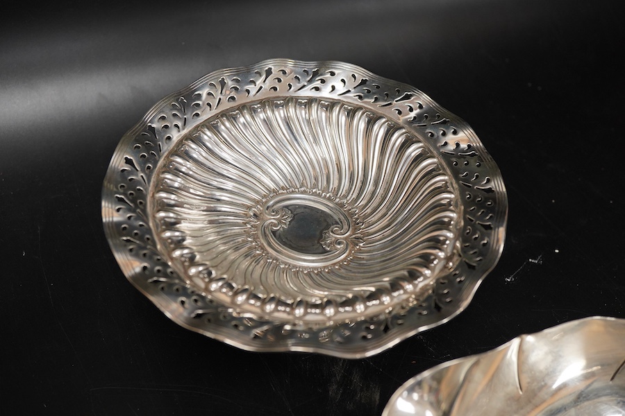 A late Victorian repousse silver bonbon dish, Kemp Bros. London, 1897, diameter 15.1cm, together with two silver sauceboats, 10oz.